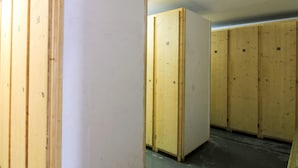Une rangée de casiers en bois dans un couloir.