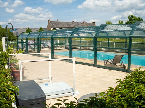 Apartment | Pool | Outdoor pool, a heated pool - Dinan Studio for Two Near Center (Dinan)
