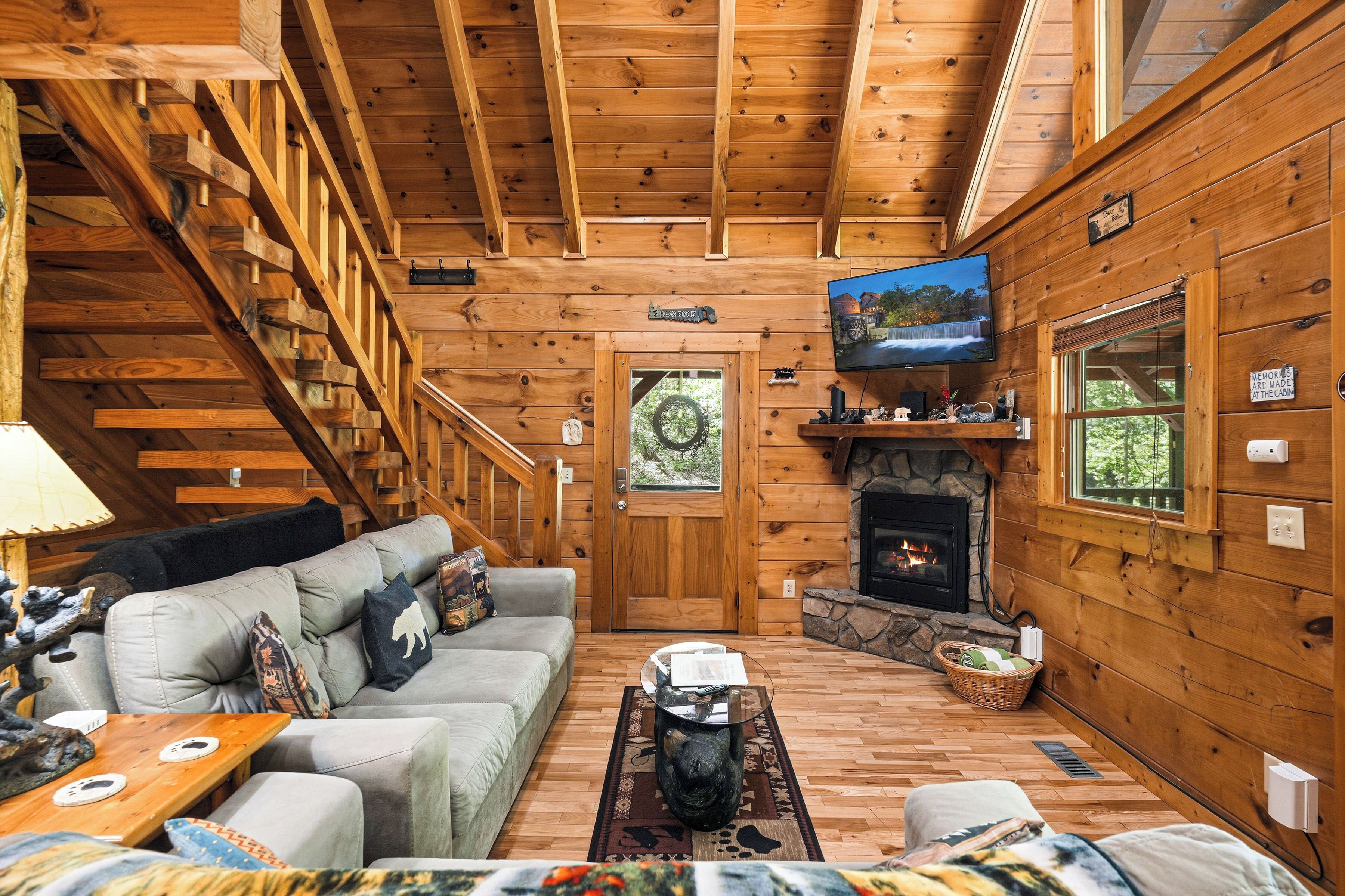 Living Room with gas fireplace (operating Oct 1 - Apr 1) & Roku Smart TV 