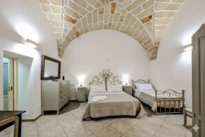 Iron/ironing board, WiFi, bed sheets - Live the History: The timeless charm of an Ancient Dwelling in the heart of Maglie (Maglie)