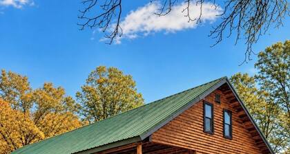 Carefree Cabin. 4 bedroom home surrounded by the natural beauty of the Ozarks.