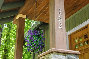 Exterior detail - Cottage/Cabin at Maggie Valley Golf Club with Private Hot Tub (Maggie Valley)