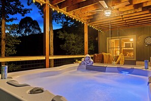 Outdoor spa tub - Cabin at Maggie Valley Club | Golf, Tennis, Gym (Maggie Valley)