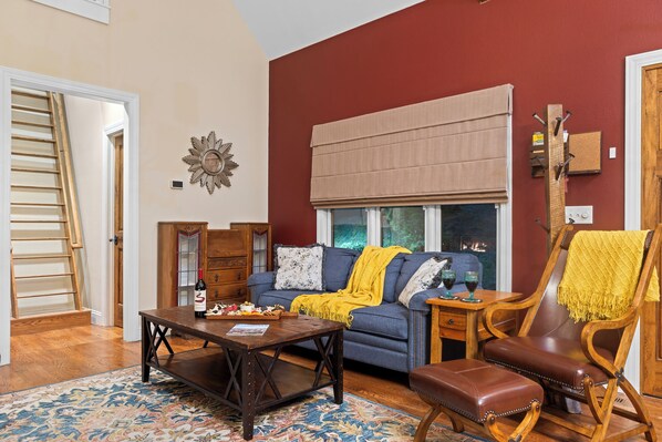 Smart TV, fireplace - Cottage/Cabin at Maggie Valley Golf Club with Private Hot Tub (Maggie Valley)