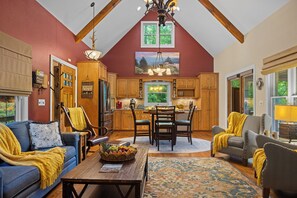 Smart TV, fireplace - Cottage/Cabin at Maggie Valley Golf Club with Private Hot Tub (Maggie Valley)