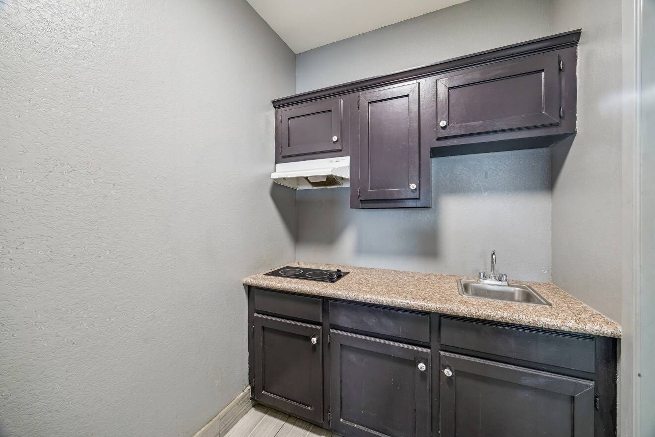 Full-size fridge, microwave, stovetop