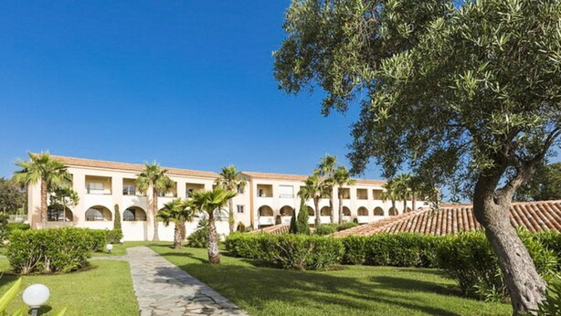 A building with multiple balconies, a stone pathway, and well-maintained greenery. - Comfortable Seaview Stay for 8 (Linguizzetta)