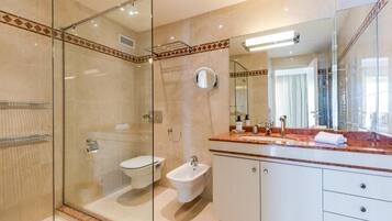 Familie appartement, 2 slaapkamers, balkon, uitzicht op zee | Badkamer | Badjassen, pantoffels