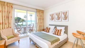 Estudio, balcón, vistas al mar | Caja fuerte, cortinas opacas, tabla de planchar con plancha