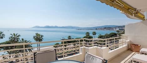Familienapartment, 2 Schlafzimmer, Balkon, Meerblick | Speisen im Freien