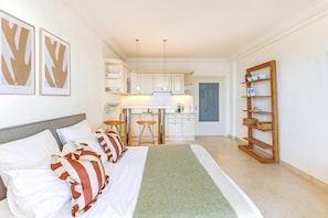 Studio, Balcony, Sea View | In-room safe, blackout drapes, iron/ironing board, free WiFi - Buckingham and Lloyds - Cannes (Cannes)