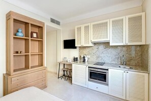 Refrigerador, microondas, horno, placa de cocina