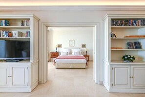 Apartamento familiar, 2 habitaciones, balcón, vistas al mar | Caja fuerte, cortinas opacas, tabla de planchar con plancha