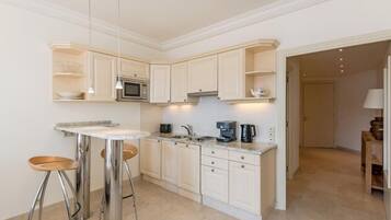 Studio, balcon, vue sur la mer | Cuisine privée | Réfrigérateur, four à micro-ondes, un four, surface de cuisson