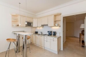 Studio, Balcony, Sea View | Private kitchen | Fridge, microwave, oven, stovetop - Buckingham and Lloyds - Cannes (Cannes)