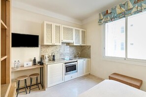Estudio estándar | Cocina privada | Frigorífico, microondas, horno y placa de cocina