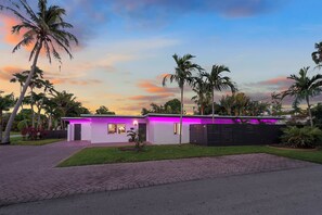 Exterior - Barbie Poolhouse - 3 Ensuite BR - Outdoor Dining (Wilton Manors)