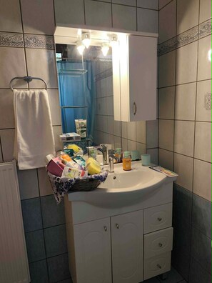Secadora de cabello, toallas, jabón, papel de baño 