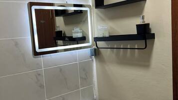 Dusche, Handtücher, Seife, Toilettenpapier