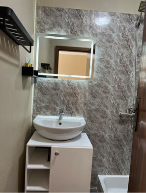Shower, towels, soap, toilet paper - COZY' HOME (conakry)
