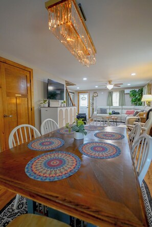 Dining - Adorable 2-bedroom house with Fire Pit, Pool Table, Hot Tub in charming New Bern (New Bern)
