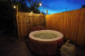 Outdoor spa tub - Adorable 2-bedroom house with Fire Pit, Pool Table, Hot Tub in charming New Bern (New Bern)