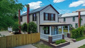 Exterior - Adorable 2-bedroom house with Fire Pit, Pool Table, Hot Tub in charming New Bern (New Bern)