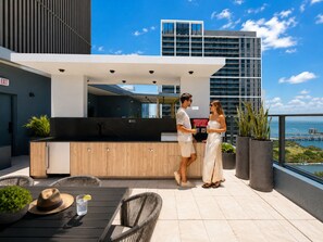 Outdoor dining - Downtown Miami Oasis - Rooftop Pool & Wellness Escape (Miami)