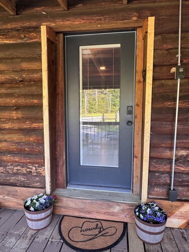 FUN! Log Cabin Hot Tub & Game Room w Pool Table Pets OK 3BR/2BA Sleeps 10