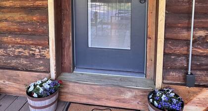 FUN! Log Cabin Hot Tub & Game Room w Pool Table Pets OK 3BR/2BA Sleeps 10