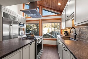 Fridge, microwave, oven, stovetop - KBM Resorts | Boulder Creek | Beautifully updated, Easy Walk to Main St, Close to Deer Valley, Hot Tub, Gas Fireplace! BCC-1101 (Park City)