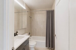 Shower, hair dryer, towels - Spacious Apt in Murray Hill (New York, NY)