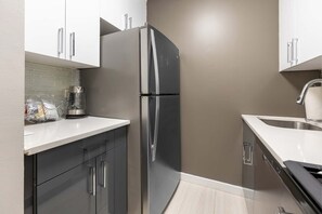Fridge, microwave, oven, stovetop - Spacious Apt in Murray Hill (New York, NY)