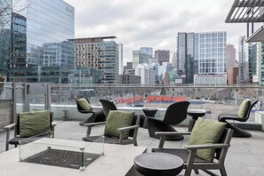 Outdoor dining - Waterfront Luxury Living + Walk to Dining (Boston, MA)