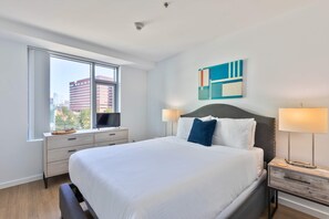 Desk, iron/ironing board, WiFi, bed sheets - Modern Apt & Walk to Restaurants (Cambridge, MA)