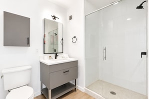 Dusche, Haartrockner, Handtücher