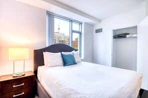 Desk, iron/ironing board, WiFi, bed sheets - Prime Cambridge Apt - Steps from Kendall Square (Cambridge, MA)