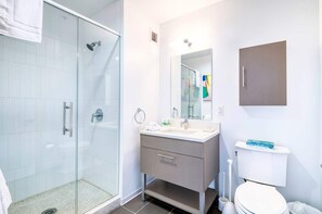 Shower, hair dryer, towels - Prime Cambridge Apt - Steps from Kendall Square (Cambridge, MA)