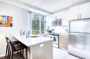 Fridge, microwave, oven, stovetop - Prime Cambridge Apt - Steps from Kendall Square (Cambridge, MA)