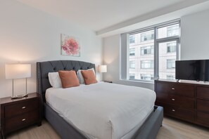 Desk, iron/ironing board, WiFi, bed sheets - Modern Apt - Easy Transit Access (Cambridge, MA)