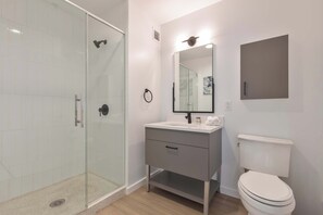 Shower, hair dryer, towels - Modern Apt - Easy Transit Access (Cambridge, MA)