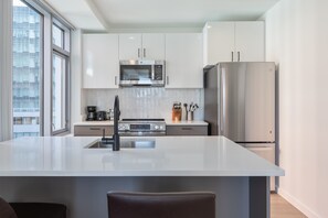 Fridge, microwave, oven, stovetop - Modern Apt - Easy Transit Access (Cambridge, MA)
