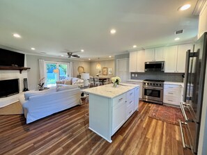 Interior - Mt Pleasant Cottage-Downtown, Shem Creek & Beaches (Mount Pleasant)