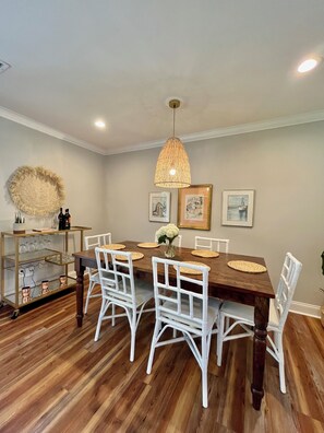 Dining - Mt Pleasant Cottage-Downtown, Shem Creek & Beaches (Mount Pleasant)