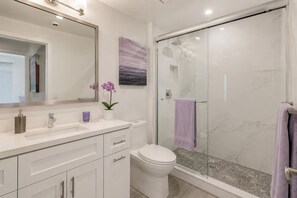Junior-Studio | Badezimmer | Kostenlose Toilettenartikel, Haartrockner, Handtücher, Seife