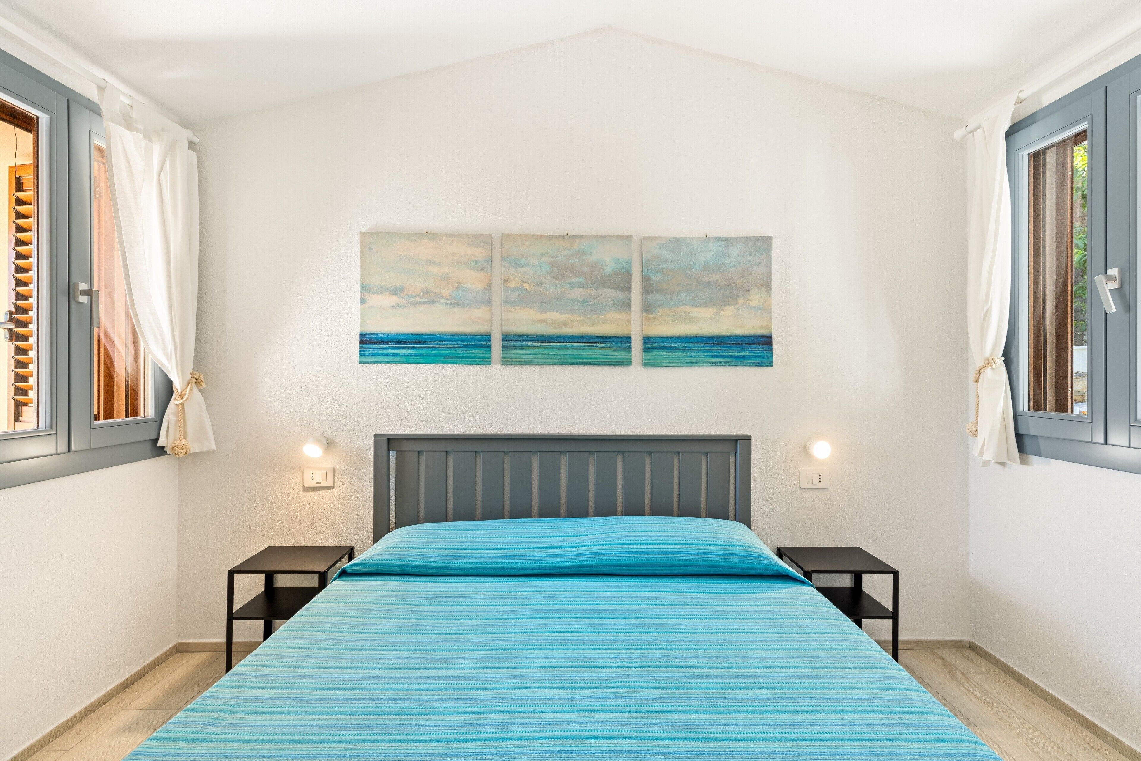 Tabla de planchar con plancha, wifi y ropa de cama 