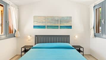 Tabla de planchar con plancha, wifi y ropa de cama