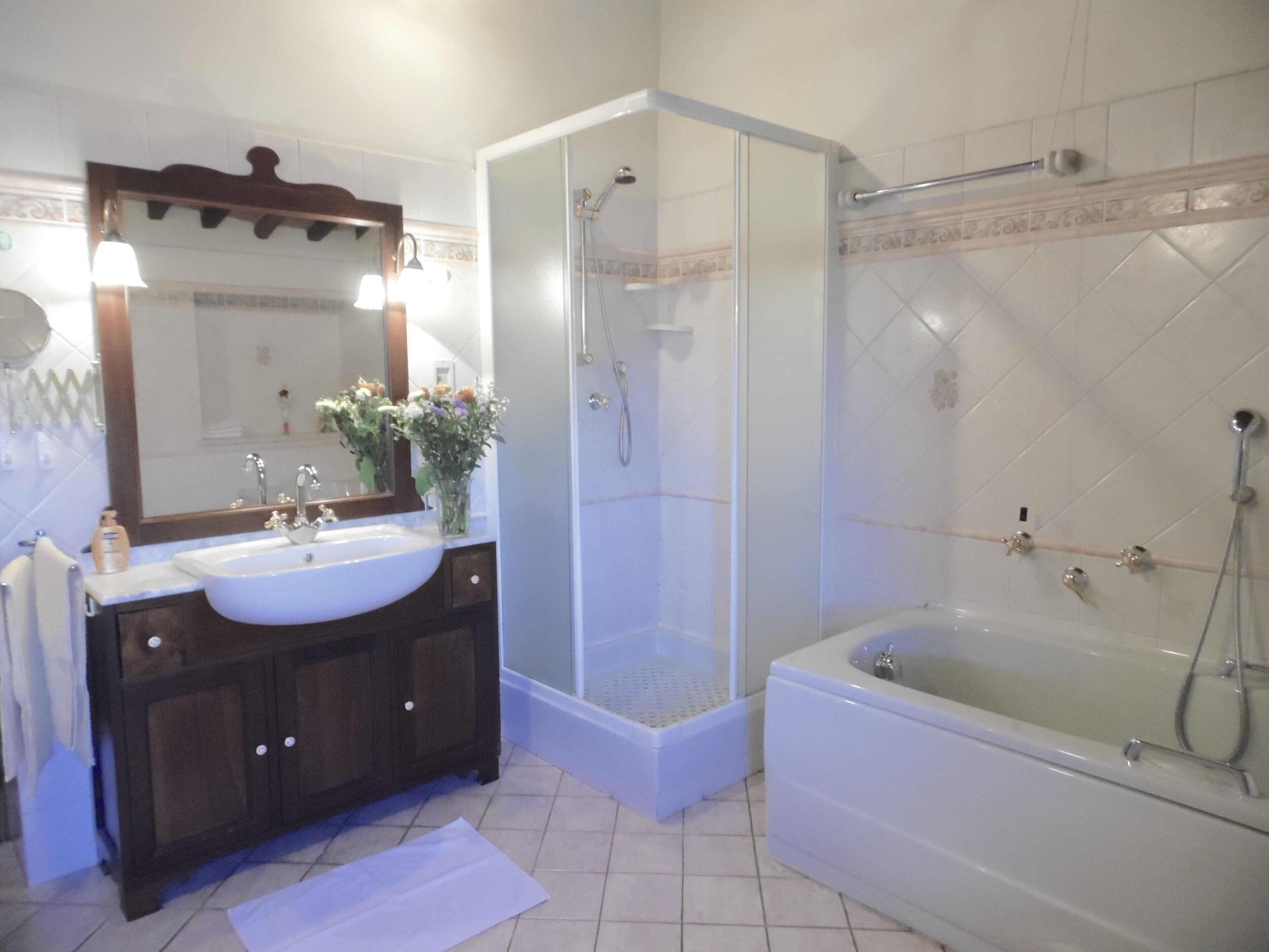 Douche, sèche-cheveux, serviettes fournies