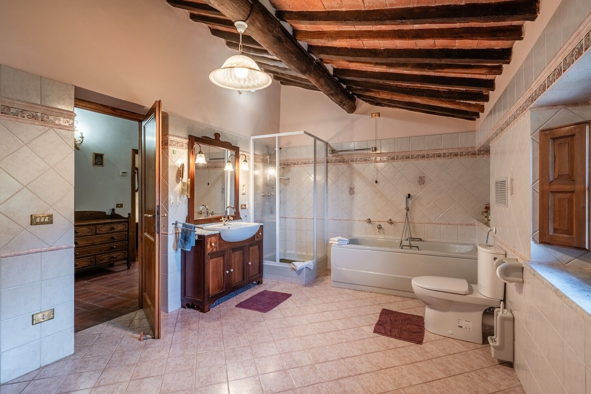 Douche, sèche-cheveux, serviettes fournies