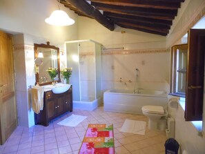 Shower, hair dryer, towels - Villa Sina – Lucca Capannori: Relax nella campagna con piscina privata (Capannori)